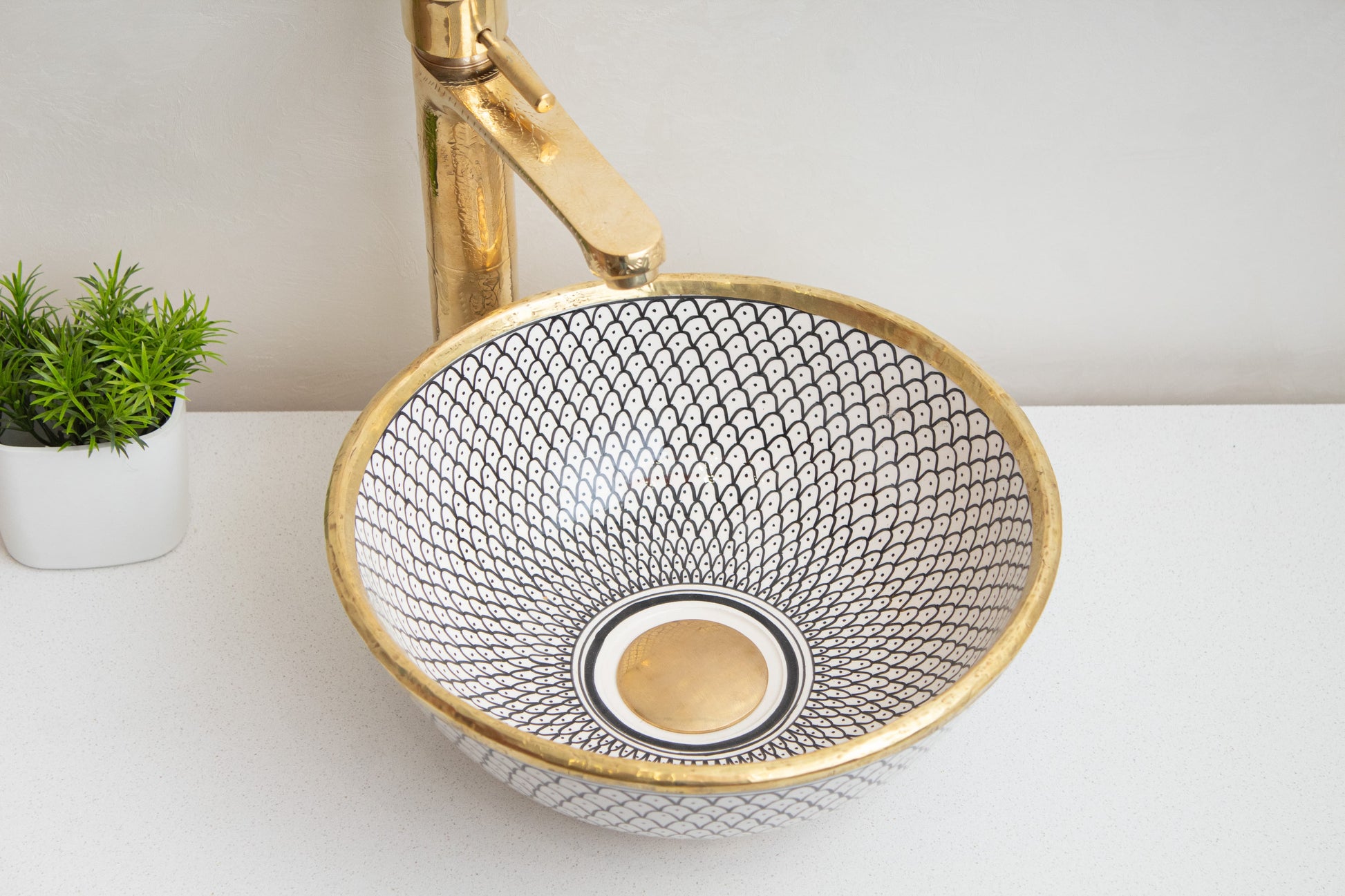 round fishscale ceramic bathroom sink